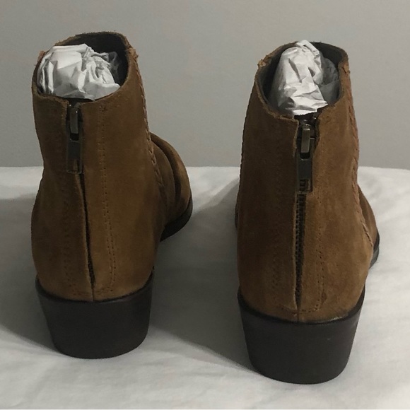 Journee Signature Women’s ankle boots Leather Suede back Zip up brown. Size 7 - Picture 3 of 8